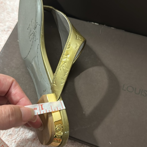 LOUIS VUITTON THONG SANDALS - Picture 9 of 9